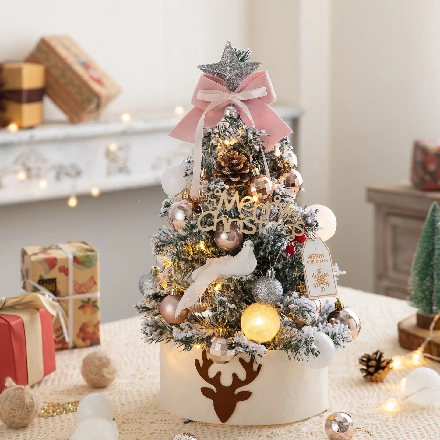 Mini árbol de Navidad con luces, decoración navideña roja y dorada para escritorio.